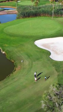 Doğal havuzu ve yolları olan büyük ve lüks bir golf sahasının manzarası.