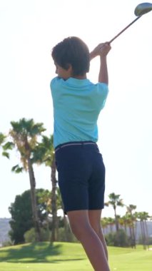 Kafkas asıllı genç bir golfçünün havuzda golf oynarken tam boy fotoğrafı.