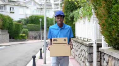 Elinde paket olan neşeli bir Afrikalı 'nın video portresi.