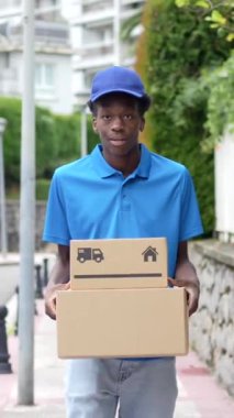 Elinde paket olan neşeli bir Afrikalı 'nın video portresi.
