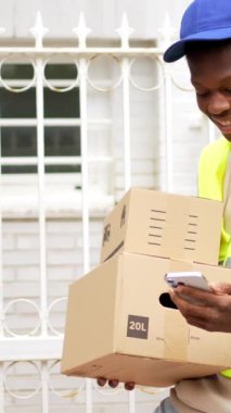 Müşterilerin adresini belirlemek için GPS kullanan teslimatçı Afrikalı genç adam.