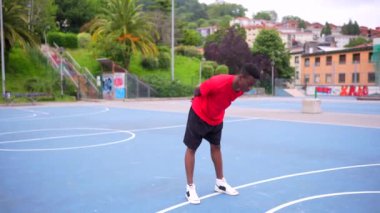 Açık hava sahasında oturan Afrikalı bir sporcunun portresi.