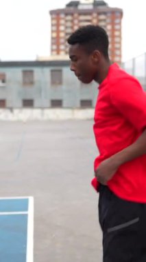 Basketbol sahasında havalı bir Afrikalı çocuğun portresi.
