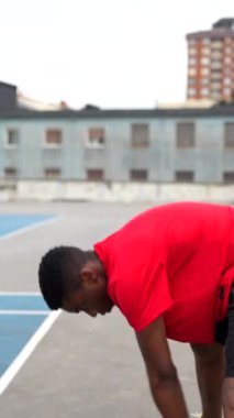 Basketbol sahasında havalı bir Afrikalı çocuğun portresi.