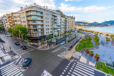 Donostia San Sebastian, Gipuzkoa 'da insansız La Concha plajı ve caddenin havadan görünüşü. Bask Ülkesi