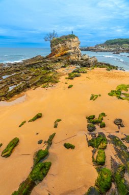 Santander, Cantabria, İspanya 'daki Camello plajındaki Neptune Child Anıtı (Ramon Muriedas)