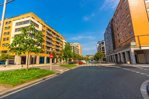 Donostia San Sebastian, Gipuzkoa 'daki Riberas de Loiola mahallesindeki modern binalar. Bask Ülkesi