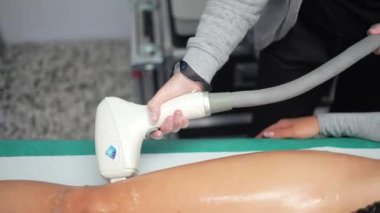 Bir güzellik kliniğinde lazer tüy temizleme tedavisi gören tanınmayan bir kadının videosu.