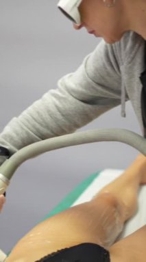 Tıbbi kliniklerde kadın bacağındaki kılları çıkarmak için modern lazer makinesi performansı