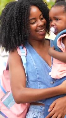 Okuldan sonra annesi ve büyükannesiyle birlikte parkta sevimli bir Afrikalı kız.