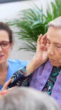 Yaşlılarda dizüstü bilgisayar ve cep telefonu kullanmayı öğreniyorlar.