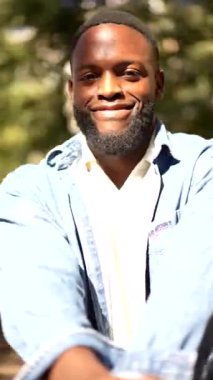 Çok ırklı bir çift parkta el ele tutuşup daireler çizerek dans ediyor.