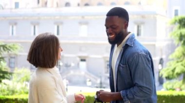 Dijital kamerayla şehir bakış açısıyla selfie çeken çok ırklı şirin bir çift.