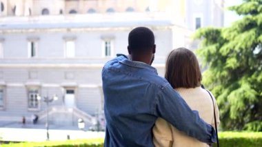 Çok ırklı çift, parkta aynasız fotoğraf makinesiyle selfie çekerken başarılı oluyor.