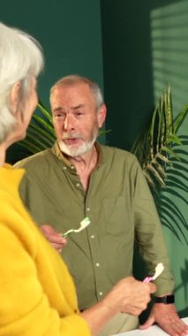 Mutlu evli son sınıf çifti akşam evde diş yıkıyor.