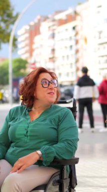 Engelli bir kadın ve Asyalı bir bakıcı şehirde rahat rahat konuşuyor.