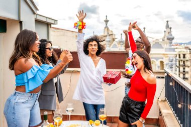 Mutlu adam, gün batımında çok ırklı arkadaşlarıyla kutlama hediyesi alıyor.