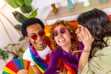 Çok ırklı ve çift ırklı olmayan arkadaşlar evde birlikte eğleniyorlar.