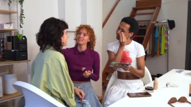 Lezbiyen çift ve gay arkadaş evde makyaj yapıyorlar. Birlikte bir partiye hazırlanıyorlar.