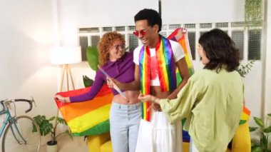 Çok ırklı ve cinsiyetli lgbt dostları evde onur partisinde karaoke yapıyorlar.