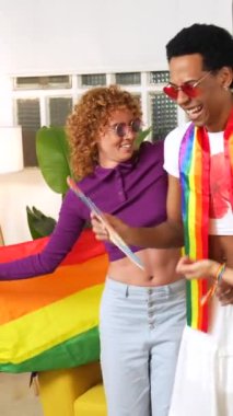 Çok ırklı ve cinsiyetli lgbt dostları evde onur partisinde karaoke yapıyorlar.