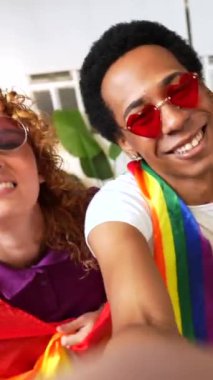 Çok ırklı ve çift ırklı olmayan arkadaşlar evde birlikte eğleniyorlar.