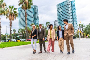 Farklı etnik kökenlere sahip bir grup iş adamının şehirde yürüdüğü bir fotokopi alanı ile tam boy fotoğraf