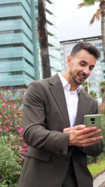 Beyaz iş adamı ve mutlu Asyalı iş kadını şehirde finans alanında telefonla dolaşıyor.