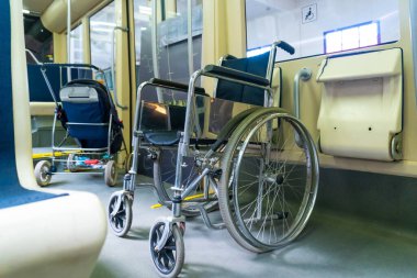 Otobüste bir tekerlekli sandalye var.