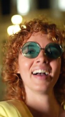 Güzel kadın milenyum gecesi şehirde selfie çekiyor.