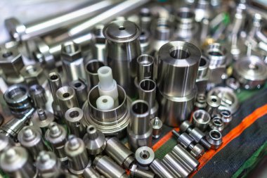 Metalürjik bir fabrikanın yüzeyine yerleştirilmiş küçük metal parçalarının yakın çekimi.