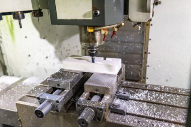 İnsansız plastik parçaları biçimlendirmek için mekanik bir makinenin yakın plan görüntüsü