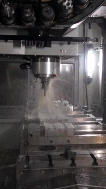 Cnc metalürjik bir fabrikada değirmen makinesiyle çalışan beyaz erkek teknisyen.