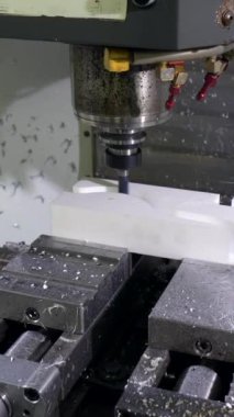 İnsansız plastik parçaları biçimlendirmek için mekanik bir makinenin yakın plan görüntüsü