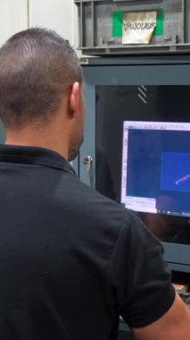 Cnc metalurjik bir fabrikada bilgisayar kullanan kadın bir yönetici ve mühendisin arka görüntüsü