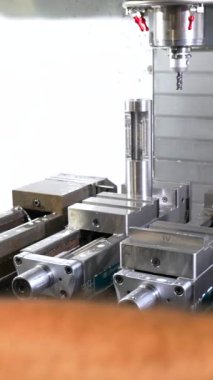 Plastik parçaları üretmek için makineyi kullanan bir erkek işçinin eli yakın plan.