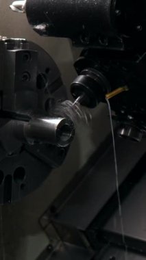 Sayısal kontrol fabrikasında çalışan torna tezgahına yakın plan.