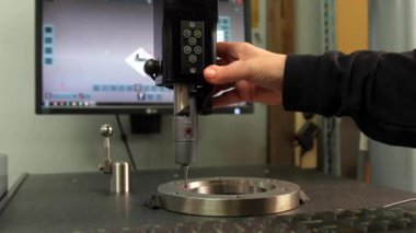 Cnc yenilikçi bir fabrikada üç boyutlu doğrulama ve ölçüm makinesi ile çalışan adam