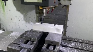 İnsansız plastik parçaları biçimlendirmek için mekanik bir makinenin yakın plan görüntüsü