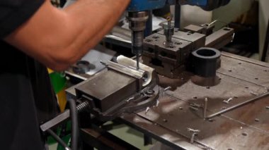Cnc metal atölyesinde iplik makinesiyle çalışan erkek işçilerin yakın çekimi