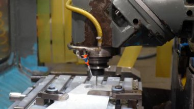 Değirmen makinesi, metal parçalarıyla şekil veriyor. Cnc fabrikasında hiç insan yok.