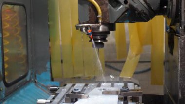 Değirmen makinesi, metal parçalarıyla şekil veriyor. Cnc fabrikasında hiç insan yok.