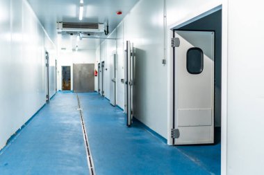 İnsansız bir et işleme endüstrisinin soğutulmuş odaları.