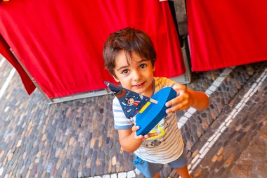 Almanya 'nın Breisgau Kanalı Freiburg' da teknesi olan bir çocuk.