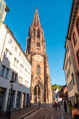 Freiburg im Breisgau, Almanya 'daki sokaklar ve güzel Freiburg Minster