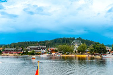 Almanya, Kara Orman 'daki Titisee Gölü' nde yaz manzarası