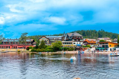 Almanya, Kara Orman 'daki Titisee Gölü' nde yaz mevsimi