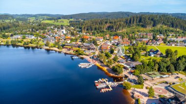 Almanya, Kara Orman 'daki Titisee Gölü' nün hava aracı manzarası
