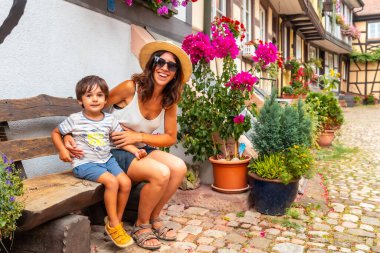 Ortaçağ köyünde oturan anne ve oğul Kara Orman, Almanya 'da Gengengenbach, aile tatili kavramı