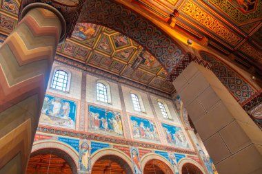 Almanya 'nın Kara Orman kentindeki eski Gengenbach kasabasında Aziz Mary Kilisesi' nin güzel mimarisi.